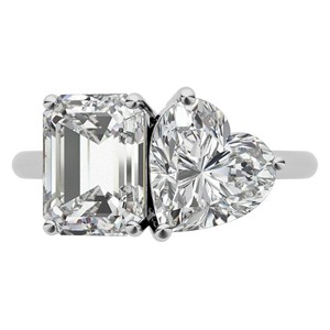 Anillo de compromiso de lujo con dos piedras de moissanita con corte esmeralda y corte corazón, en oro blanco macizo de 10K, estilo Toi et Moi, para mujer. - Product Image 2