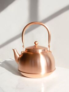 Bouilloire à eau en cuivre pur artisanale, design vintage rond avec couvercle, théière en métal - Product Image 4