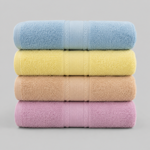 Serviette en tissu éponge hautement absorbante avec une surface moelleuse conçue pour un séchage confortable après la baignade, la natation ou l'exercice - Product Image 2