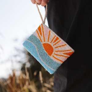 Sac à main artisanal perlé motif soleil et océan, forme rectangulaire, en tissu de coton brodé, objet d'art et de collection - Product Image 2