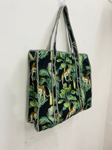 Bolsa de Mano Negra Acolchada de Algodón Hecha a Mano para Mujer, Bolsa de Compras con Estampado Floral Colorido para Venta al por Menor y Exportación - Product Image 2