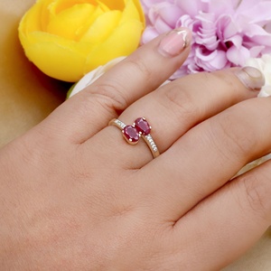 Bague Bypass à Deux Pierres en Or Jaune Massif 14K avec Rubis Naturel Oval et Diamants, Collection Memoria Jewels – Vente en Gros - Product Image 4