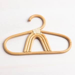 Cintre en rotin en forme d'arc-en-ciel pour costume de vêtements de bébé en gros cintres en bois pliables écologiques pour enfants - Product Image 1