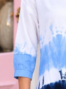 เสื้อเชิ้ตผู้หญิงผ้าป๊อปลินลายมัดย้อม แขนสามส่วน ทรงหลวม สไตล์ลำลอง สำหรับฤดูใบไม้ผลิและฤดูร้อน สีขาว-น้ำเงินไล่เฉด - Product Image 3
