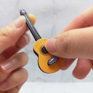 Mini guitarra de madera, instrumento de juguete tallado con temática musical, decoración, accesorio para casa de muñecas, regalo de recuerdo para mayores de 14 años - Product Image 2