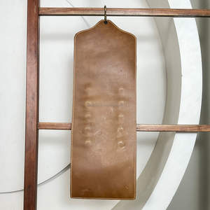 Expositor de Bufandas de Cuero Genuino de Vaca Grabado a Mano de Primera Calidad para la Expo de Marzo con Anillos Metálicos y Organizador Floral Tallado Estilo Western - Product Image 6