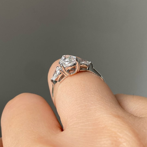 Bague de fiançailles en or 14 carats avec trois pierres en diamant de laboratoire de forme poire de 2 carats, design élégant, classique et intemporel - Product Image 5