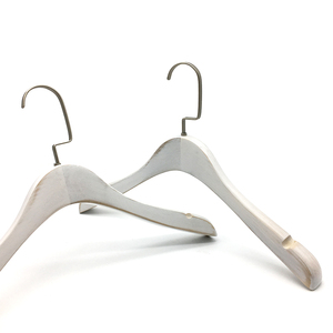 Cintres en bois blanc vieilli de bonne qualité pour vêtements, avec logo, fabrication directe, cintres personnalisés, prix compétitif, cintres épais pour manteaux - Product Image 2
