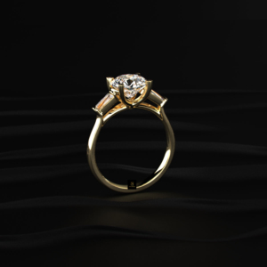 Anillo de Compromiso Solitario Redondo con Baguette Cónico, con Diamante Cultivado en Laboratorio como Piedra Central de 2 Ct y Piedra Lateral de 0.30 Ct TW 2.30 C - Product Image 2