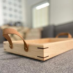 Bandeja de Servir Moderna de Madera Lacada en Color Arce con Asas de Cuero y Detalles en Nogal, Diseño Minimalista para Cocina o Escritorio, Multifuncional - Product Image 2