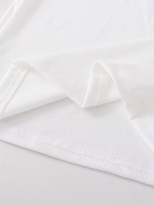 Trois tenues 2026 pour grandes filles, avec un t-shirt ajusté à manches courtes et un col carré côtelé fin – C'est une pièce polyvalente - Product Image 6