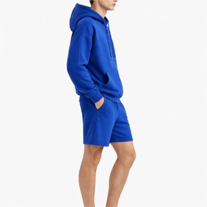 Ensemble sweat à capuche et short de couleur unie pour homme – Survêtement décontracté deux pièces confortable pour la gym et les activités sportives – Tenue durable en tissu résistant - Product Image 3