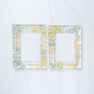 Cadre photo en résine transparente de luxe avec un magnifique motif floral pour la décoration de table - Product Image 1