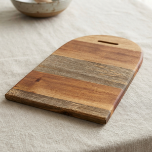Tabla de cortar de madera arqueada con rayas horizontales multicolor y asa rectangular integrada para cortar verduras - Product Image 2
