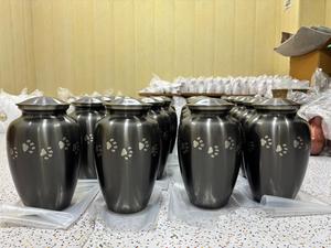 โกศใส่เถ้ากระดูกสัตว์เลี้ยงสีเงิน ลายอุ้งเท้า ความจุ 200-220 คิวบิกอินช์ ปรับแต่งได้ - Product Image 3