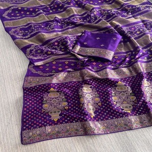 VASTRA COTTAGE Saree de Khadi Georgette de Viscosa de Tejido Chinya Puro con Jacquard de Jari Dorado, Tejido Minakari Butta y Pallu Rico - Product Image 2