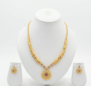 DIVYORO Conjunto de collar chapado en oro con diseño de flor de circonita para mujer, joyería de boda, estilo clásico, origen Orissa - Product Image 1
