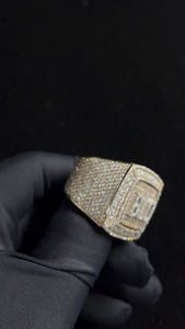 Bague de championnat élégante et personnalisable pour homme, plaquée rhodium, sertie de moissanite, style hip-hop, modèle à dessus plat, pour tenue formelle ou décontractée - Product Image 2
