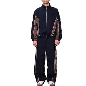 Ensemble de survêtement coupe-vent personnalisé en nylon pour homme : veste de sport zippée et pantalon coupe-vent pour l'entraînement - Product Image 1