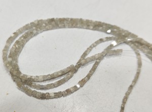 ลูกปัดเพชรทรงลูกบาศก์สีเทาน้ำนมธรรมชาติ  แบบเหลี่ยมเพชรพลอย  ได้รับการรับรอง  ขนาด 1.5 มม. ถึง 2 มม. เลือกขนาดความยาวได้ - Product Image 3