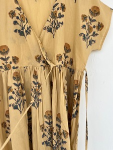 Robe courte beige en coton à imprimé floral pour femme, style cache-cœur, col en V, manches courtes, tenue d'été légère, style bohème, pour la plage - Product Image 2