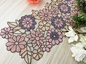 Camino de Mesa Bordado a Mano, Diseño de Lujo Personalizado, Color Rosa y Morado, con Cuentas, Ligero, Duradero y Ecológico - Product Image 2