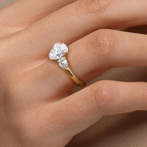 Anillo de Compromiso con Diamante Ovalado de Laboratorio de 2.50ct, con Piedras Laterales en Forma de Pera, Oro Sólido de 14K, Certificado IGI de Lujo - Product Image 4