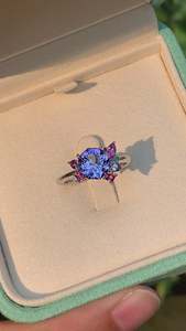 Anillo de Oro de 14K para Mujer con Zafiro Azul de Corte Redondo y Piedras Laterales Rosadas, Estilo Romántico de Compromiso - Product Image 4