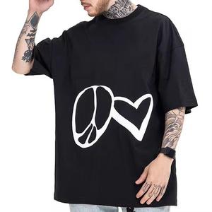 Camiseta de algodón negra de manga corta con cuello redondo y estampado de corazón de la paz para hombre, estilo urbano - Product Image 2