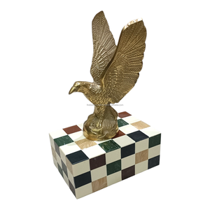 Statue d'aigle moderne en aluminium avec ailes écartées sculptées en or - Décoration de Noël et de la maison - Product Image 3