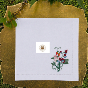 Servilleta de lino bordada con bayas silvestres y flores, con costuras vibrantes que crean un alegre toque rústico a la mesa. - Product Image 1