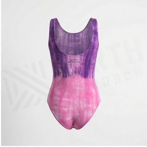 Traje de baño de una pieza con efecto tie-dye para mujer, cuello redondo, degradado rosa, elástico - Product Image 2
