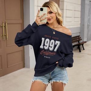 เสื้อสเวตเชิ้ตผ้าไหมแบบเปิดไหล่สำหรับผู้หญิง ลายตัวอักษร California Vintage ทรงหลวม ไซส์ XS แบบ 3 มิติ - Product Image 1