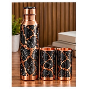 Bouteille d'eau en cuivre artisanale avec deux tasses, design moderne et luxueux, noir et or rose, ensemble de vaisselle de voyage portable - Product Image 1