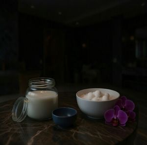 Sel de bain et thérapie spa revitalisante en pierre naturelle écologique avec des huiles florales pour une expérience de bain apaisante et la revitalisation de la peau - Product Image 6