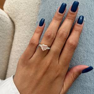 Bague à trois pierres en diamant rose fantaisie de 2,5 carats en forme de cœur, diamant rose bébé unique cultivé en laboratoire, certifié IGI - Product Image 1