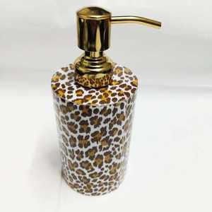 Accesorios de Baño de Lujo Hechos a Mano en Polimadera Blanca, Dispensador de Jabón de Plástico Duradero para el Hogar - Product Image 1