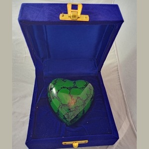 Urna Funeraria Verde en Forma de Corazón para Cenizas Humanas Adultas, Diseño Personalizable, Hermosa Urna Clásica en Forma de Corazón con Soporte Metálico - Product Image 6