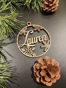 Adorno Navideño de Madera Circular con Nombre Lauren Cortado con Láser, Decoración Rústica para Pared - Product Image 2