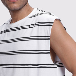Camiseta sin mangas a rayas para hombre, cuello redondo, corte regular, estilo casual, blanca con líneas negras. - Product Image 6