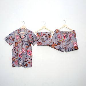 Pyjama court à fermeture boutonnée, manches courtes, personnalisé pour femmes, en modal et coton, léger et respirant, imprimé numériquement, ensemble de pyjama d'été - Product Image 1