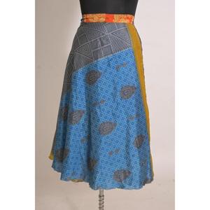 Jupe portefeuille en soie faite à la main à imprimé floral d'inspiration vintage pour femme, taille mi-haute - Product Image 2