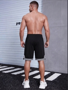Shorts de sport pour homme, couleur unie, taille mi-haute, cordon de serrage, respirant, en polyester tricoté, décontracté, style Bermuda avec bande latérale - Product Image 3