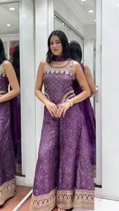 Ensemble prêt-à-porter composé d'un haut en faux georgette avec imprimé numérique design et broderies, d'un pantalon palazzo et d'un dupatta. - Product Image 3