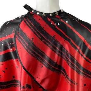 Cape de coiffure noire à rayures rouges avec motif de griffes blanches, en polyester résistant à l'eau - Product Image 2