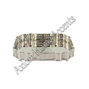 Bandeja de latón de diseño moderno con acabado elegante, perfecta para fiestas navideñas de Axiom Home Accents - Product Image 4