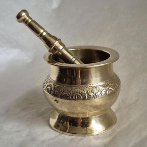 Juego de mortero y pilón tradicional de latón pesado para triturar especias enteras, ajo, jengibre, hierbas secas y semillas. - Product Image 2
