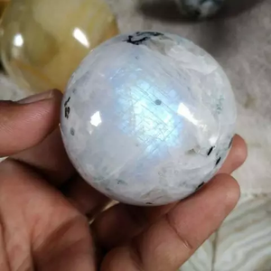 Esfera de Piedra Lunar Arcoíris Natural Pulida con Inclusiones de Turmalina Negra para Decoración del Hogar y Meditación - Product Image 5
