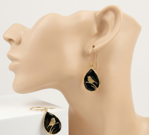 Pendientes artesanales de latón en forma de lágrima con siluetas de pájaros dorados sobre esmalte negro con revestimiento protector resistente al deslustre. - Product Image 3