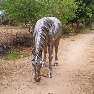 Escultura de caballo de metal (cruzando el prado) para jardín - Product Image 4